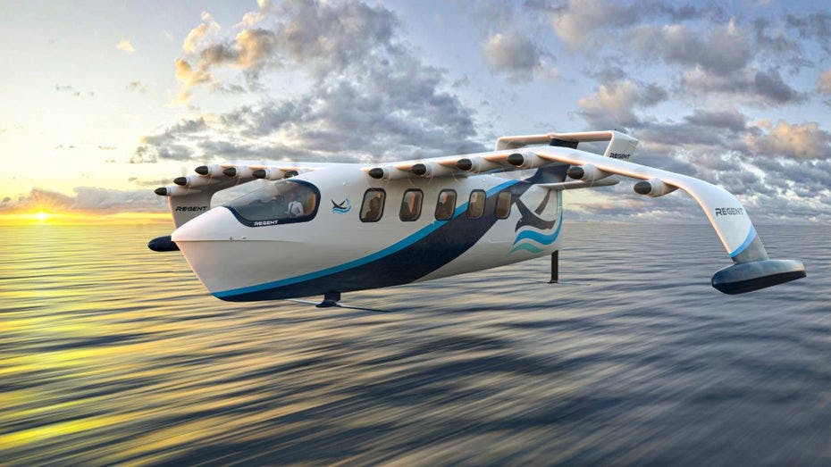Das elektrische Fluggerät Regent Viceroy Seaglider fliegt knapp über der Wasseroberfläche.